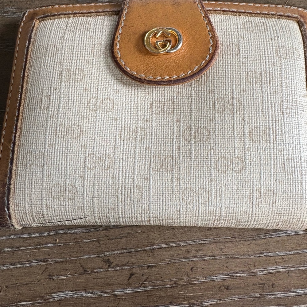 Gucci Tan and Cream Women's card holder / very used